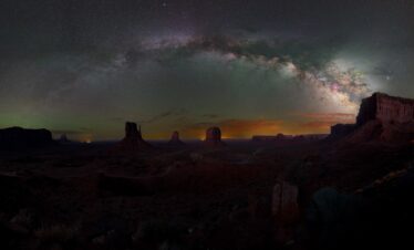 Vía Láctea sobre monumentos rocosos del desierto de Utah al atardecer
