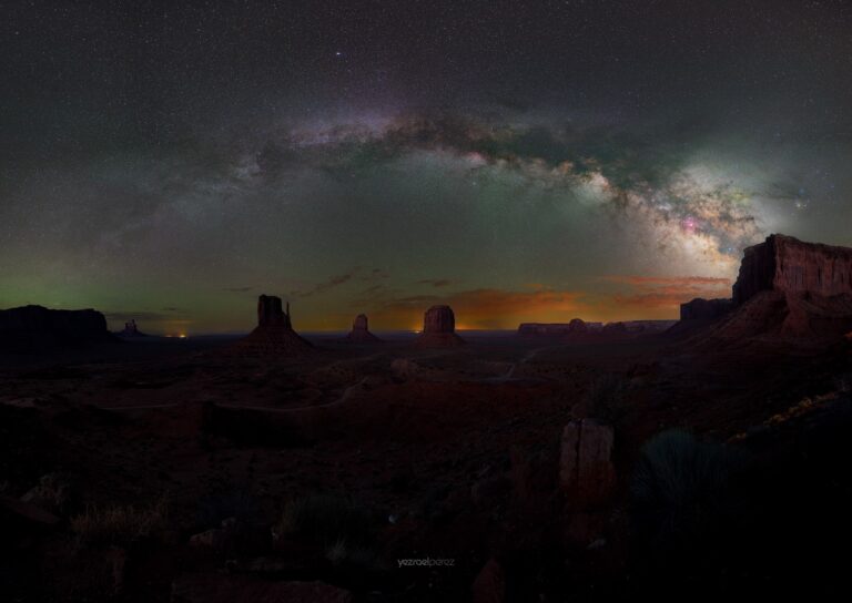 Vía Láctea sobre monumentos rocosos del desierto de Utah al atardecer