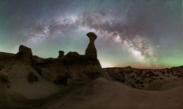Formaciones rocosas de arenisca roja bajo la Vía Láctea en el desierto de Utah