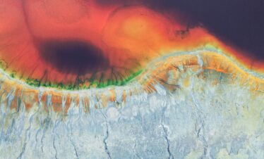 Texturas de colores rojos intensos y grises formadas por sedimentación en la región de Rio Tinto
