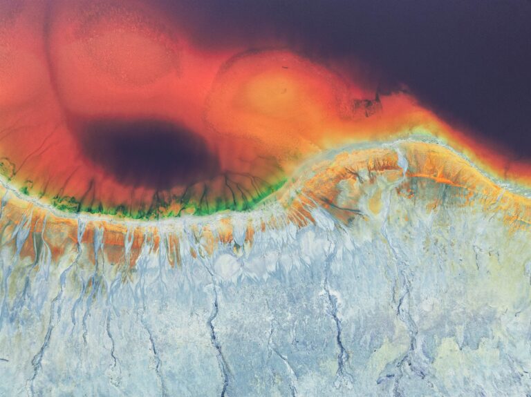 Texturas de colores rojos intensos y grises formadas por sedimentación en la región de Rio Tinto