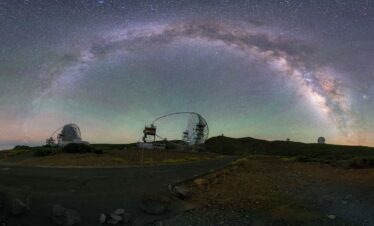 Observatorios astronómicos bajo la Vía Láctea en Roque de los Muchachos, La Palma