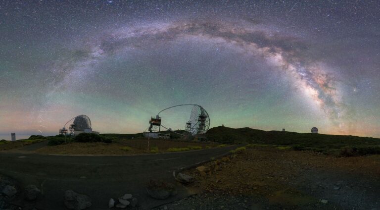 Observatorios astronómicos bajo la Vía Láctea en Roque de los Muchachos, La Palma