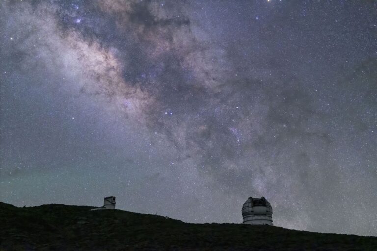 Vía Láctea sobre el horizonte nocturno con observatorios astronómicos en La Palma