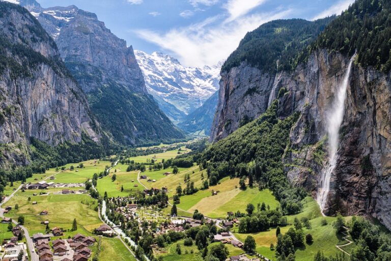 Valle de Lauterbrunnen con Staubbachfall, paisaje alpino suizo fotografiado durante un viaje de Zero Expeditions