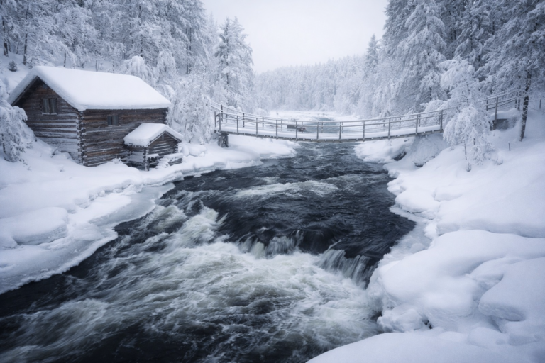 Río con rápidos congelados, cabaña de madera y puente en bosque nevado de Laponia