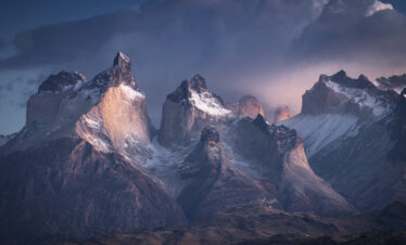 Picos nevados de las Torres del Paine al atardecer, Patagonia, Chile