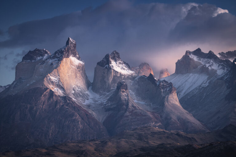 Picos nevados de las Torres del Paine al atardecer, Patagonia, Chile