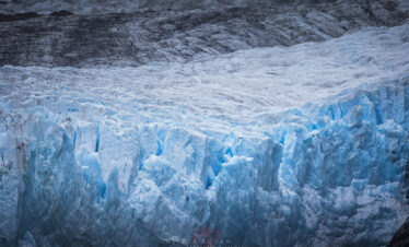 Glacier Perito Moreno con seracs de hielo azul y blanco en formación, Patagonia Argentina