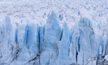 Formaciones de hielo azul y blanco en glacier de Patagonia con grietas y cristales congelados
