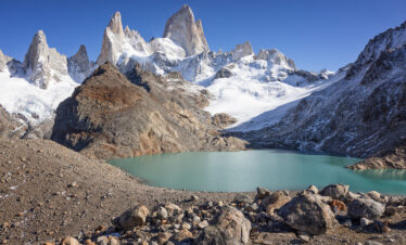 Laguna de Poë Azul con picos nevados del Monte Fitz Roy al fondo, Patagonia argentina