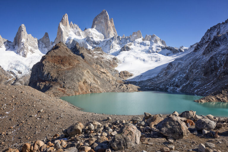 Laguna de Poë Azul con picos nevados del Monte Fitz Roy al fondo, Patagonia argentina