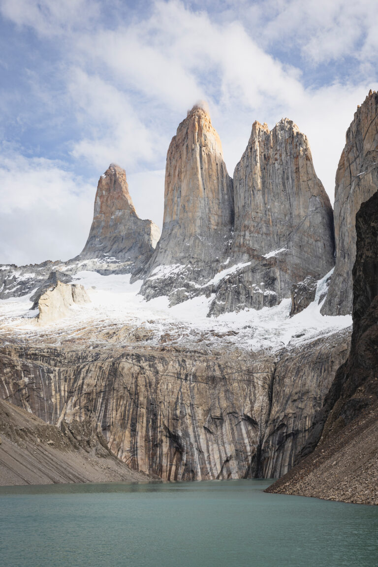 Torres del Paine con glaciar, lago turquesa y formaciones columna basáltica en la Patagonia chilena