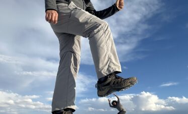 Hombre saltando en el Salar de Uyuni con cielo nublado de fondo y perspectiva forzada