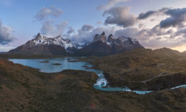 Cuernos del Paine con lagos turquesas y montañas nevadas en la Patagonia chilena al atardecer