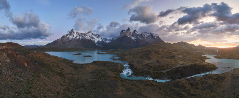 Cuernos del Paine con lagos turquesas y montañas nevadas en la Patagonia chilena al atardecer
