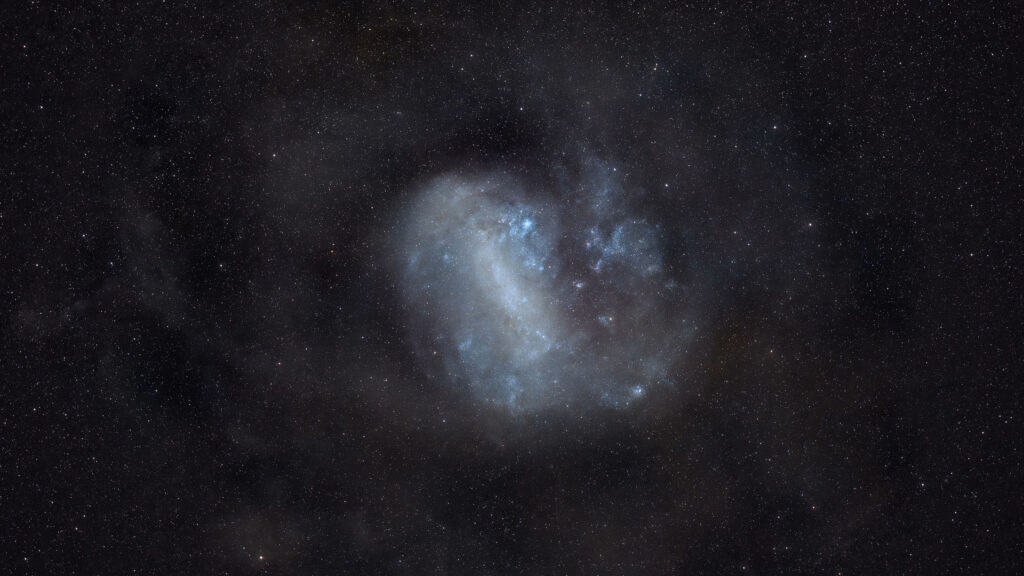 Nebulosa azul luminosa en el cielo nocturno estrellado del Salar de Uyuni