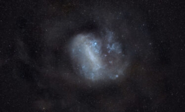 Nebulosa azul luminosa en el cielo nocturno estrellado del Salar de Uyuni