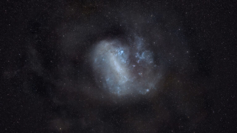 Nebulosa azul luminosa en el cielo nocturno estrellado del Salar de Uyuni