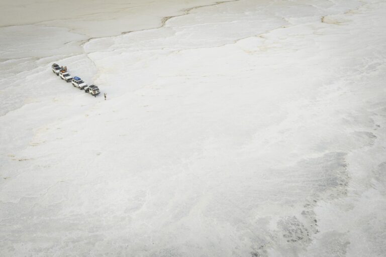 Caravana de camellos cruzando las salinas blancas de Etiopía desde vista aérea