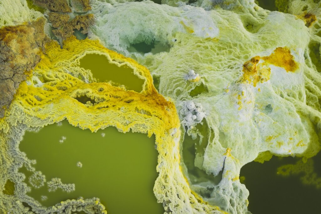 Lagos ácidos con aguas amarillo verdosas rodeados de depósitos minerales sulfurosos en el volcán Dallol, Etiopía