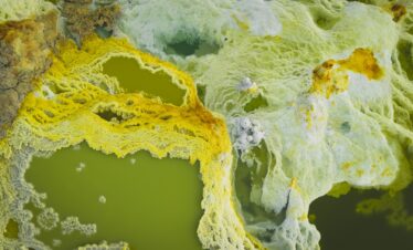 Lagos ácidos con aguas amarillo verdosas rodeados de depósitos minerales sulfurosos en el volcán Dallol, Etiopía