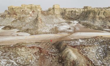 Formaciones rocosas erosionadas en meseta desértica con nieve, Etiopía