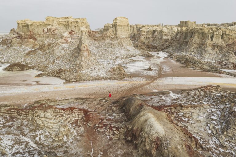 Formaciones rocosas erosionadas en meseta desértica con nieve, Etiopía