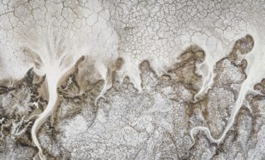 Vista aérea de río sinuoso con aguas blancas atravesando terreno árido y rocoso en Etiopía