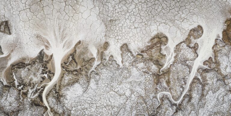 Vista aérea de río sinuoso con aguas blancas atravesando terreno árido y rocoso en Etiopía