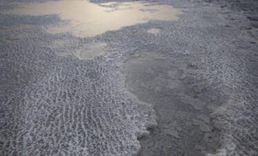 Salina del Danakil con piscinas de agua termal al atardecer, Etiopía