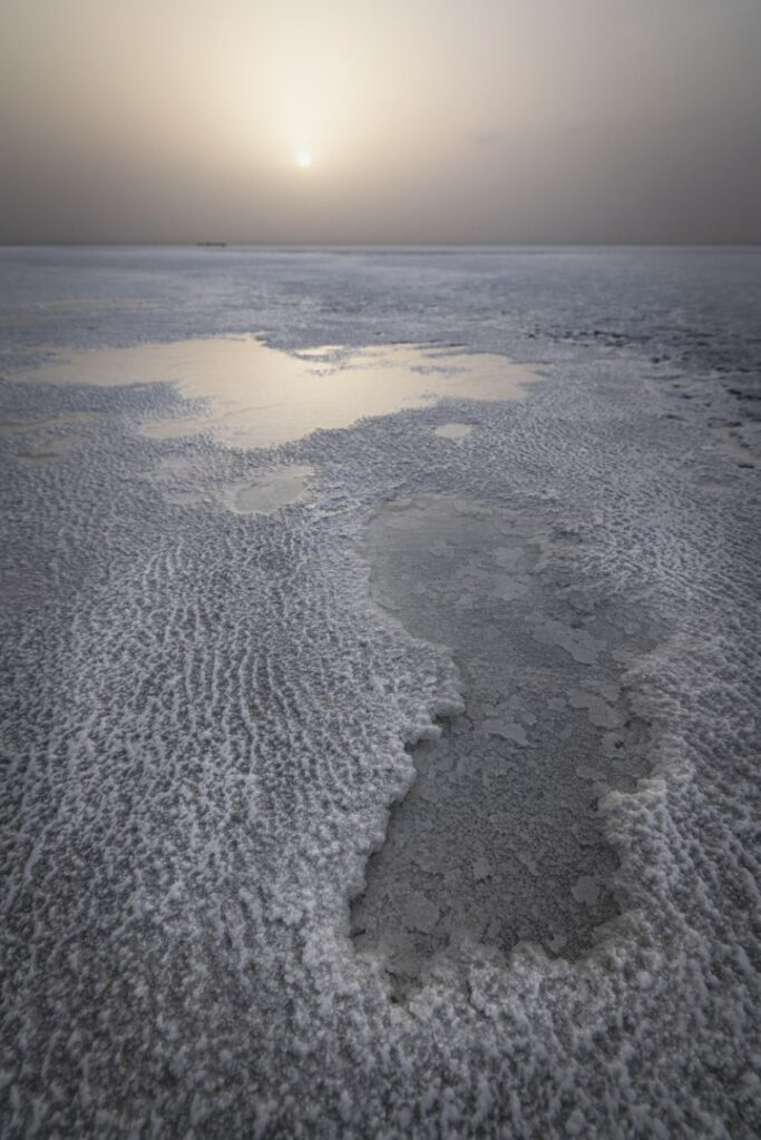 Salina del Danakil con piscinas de agua termal al atardecer, Etiopía