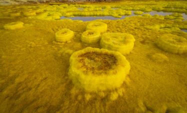 Géiseres y fumarolas de azufre amarillo en el desierto de Danakil, Etiopía