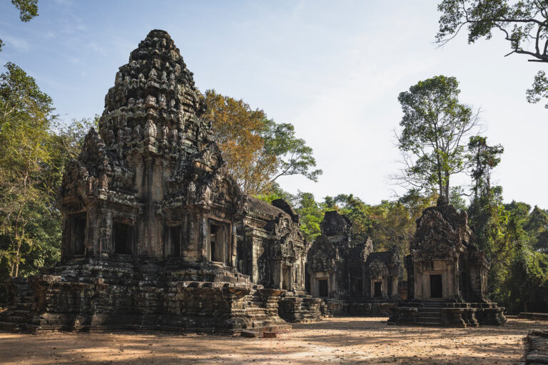 Templo de piedra con torres ornamentadas rodeado de selva tropical y árboles frondosos