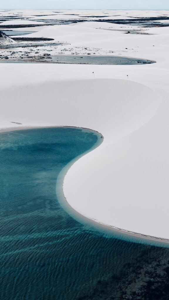 Lagunas de agua turquesa rodeadas de arena blanca en el desierto de Lençóis Maranhenses, Brasil