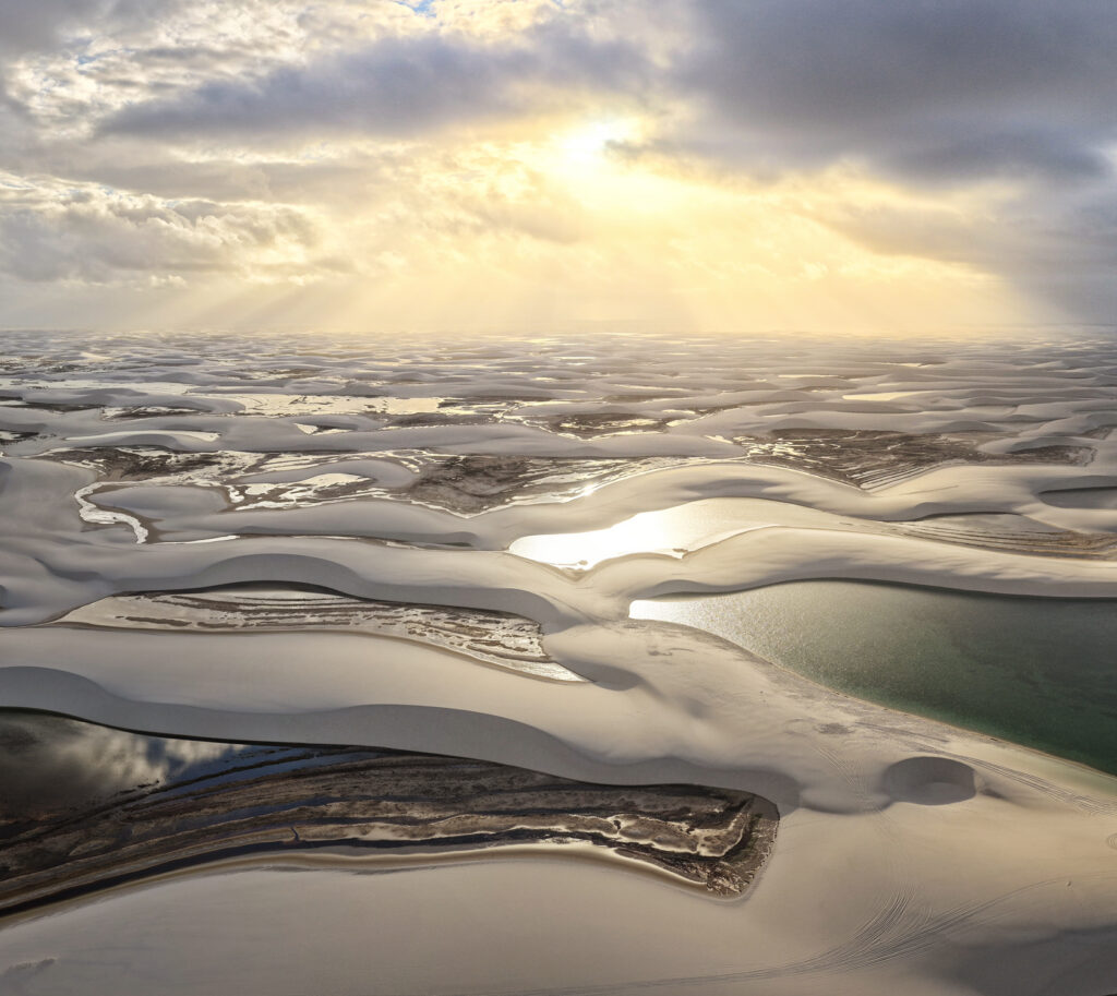 Lencóis Maranhenses: dunas de arena blanca y lagunas de agua turquesa vistas desde el aire