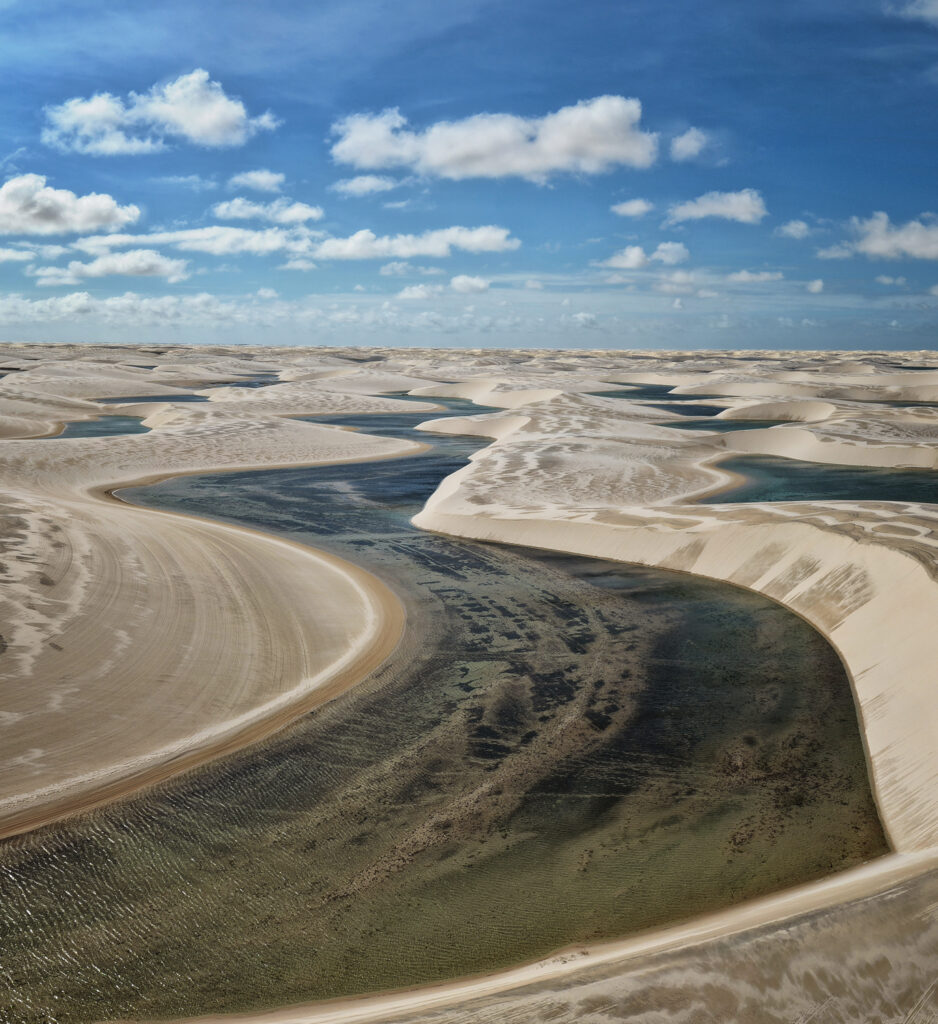 Dunas de arena blanca con lagunas azules en Lençóis Maranhenses, Brasil, bajo cielo despejado