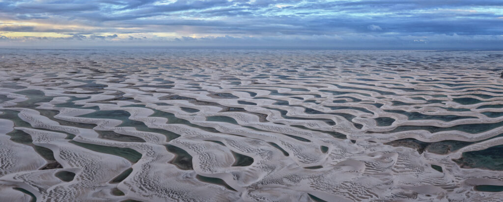 Lagunas de agua dulce entre dunas de arena blanca en los Lençóis Maranhenses, Brasil