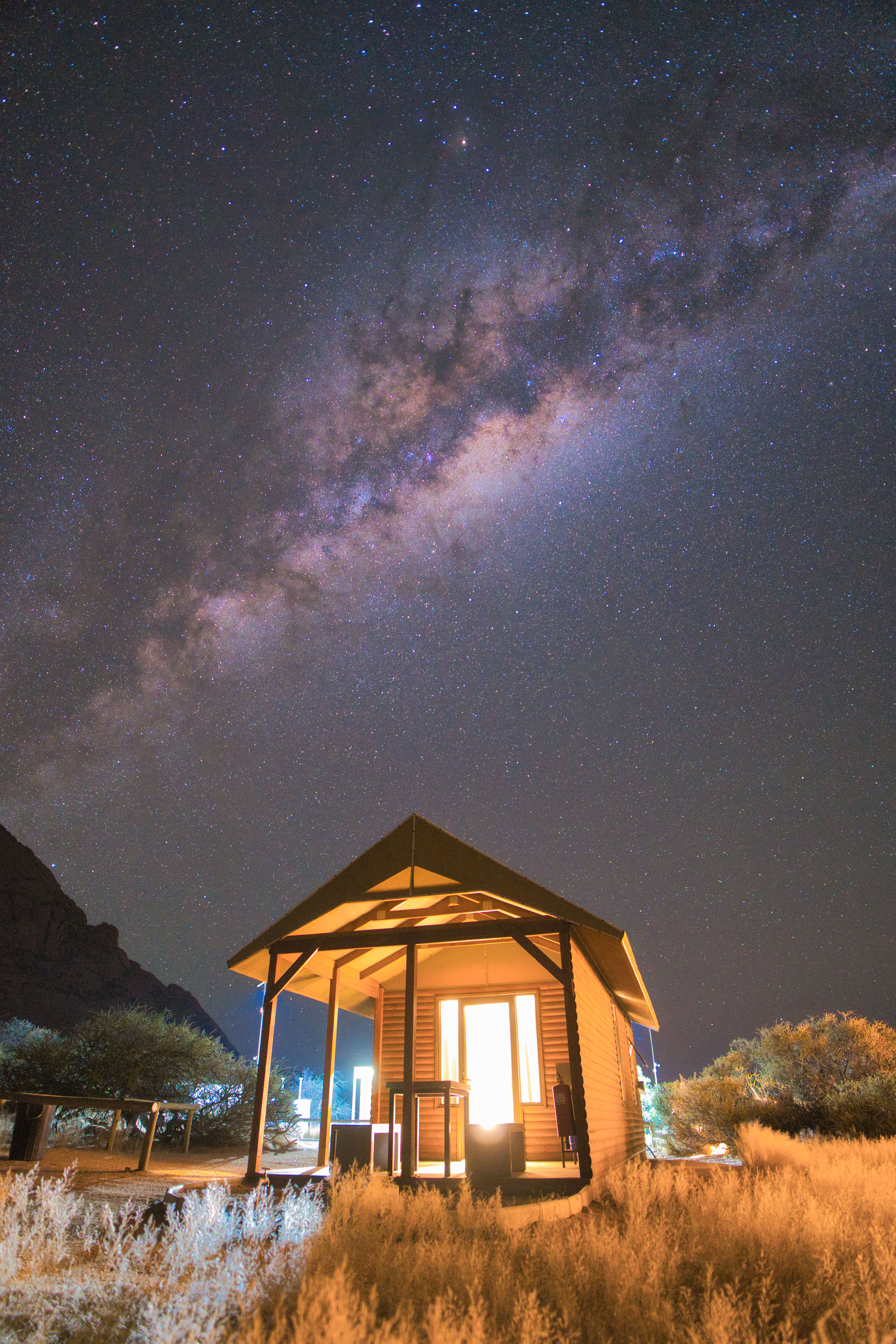 Cabaña iluminada en el desierto de Namibia bajo la Vía Láctea