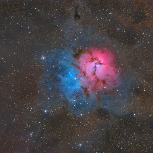 Nebulosa de emisión con coloración azul y rosa en el cielo nocturno estrellado de Namibia