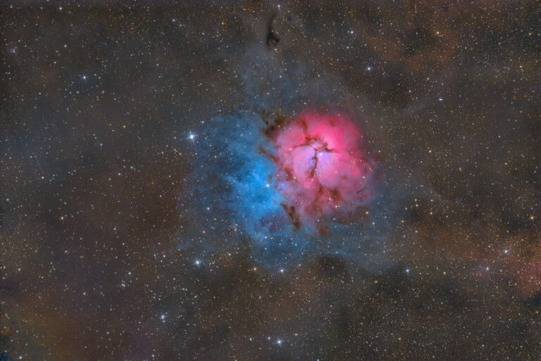 Nebulosa de emisión con coloración azul y rosa en el cielo nocturno estrellado de Namibia