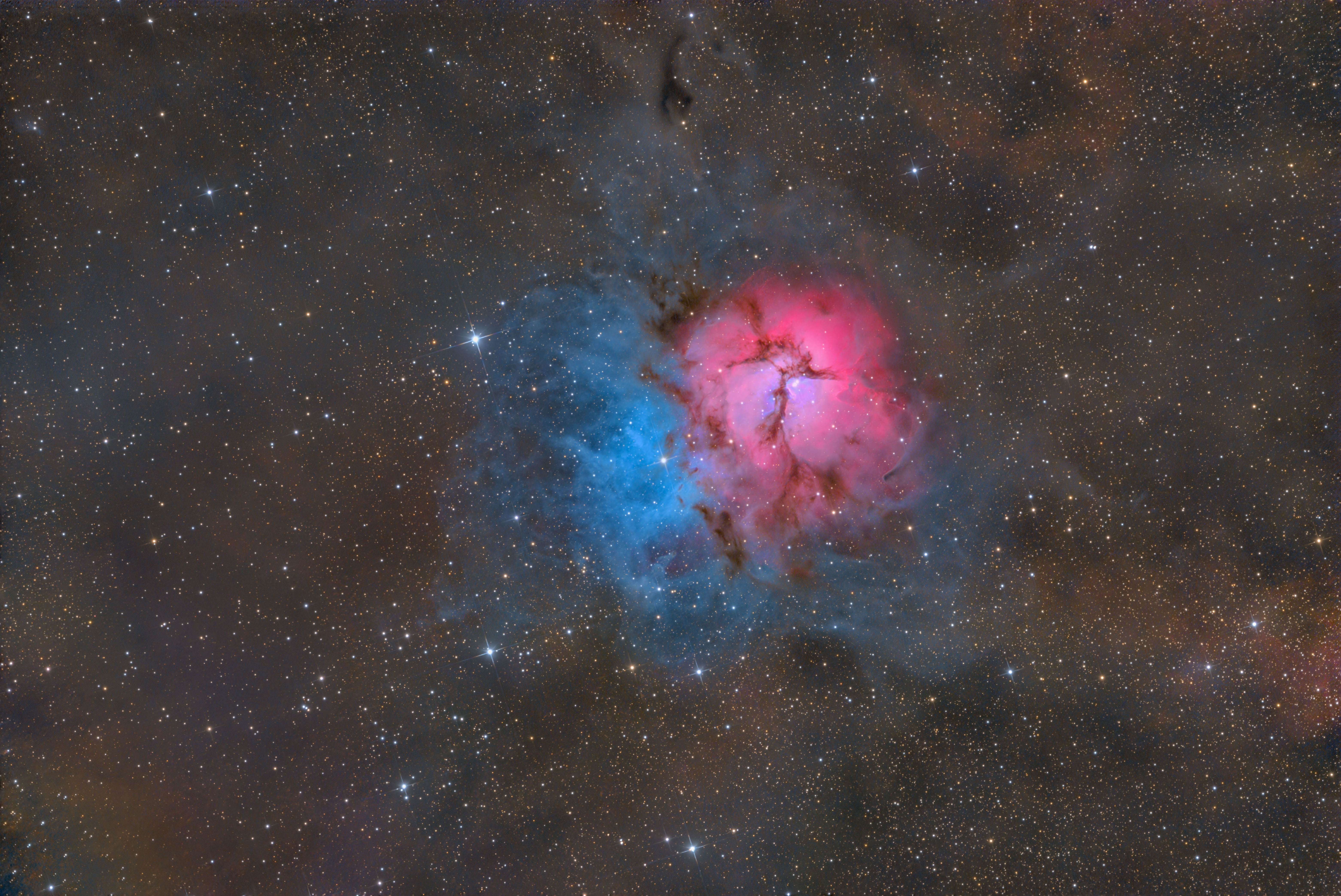 Nebulosa de emisión con coloración azul y rosa en el cielo nocturno estrellado de Namibia