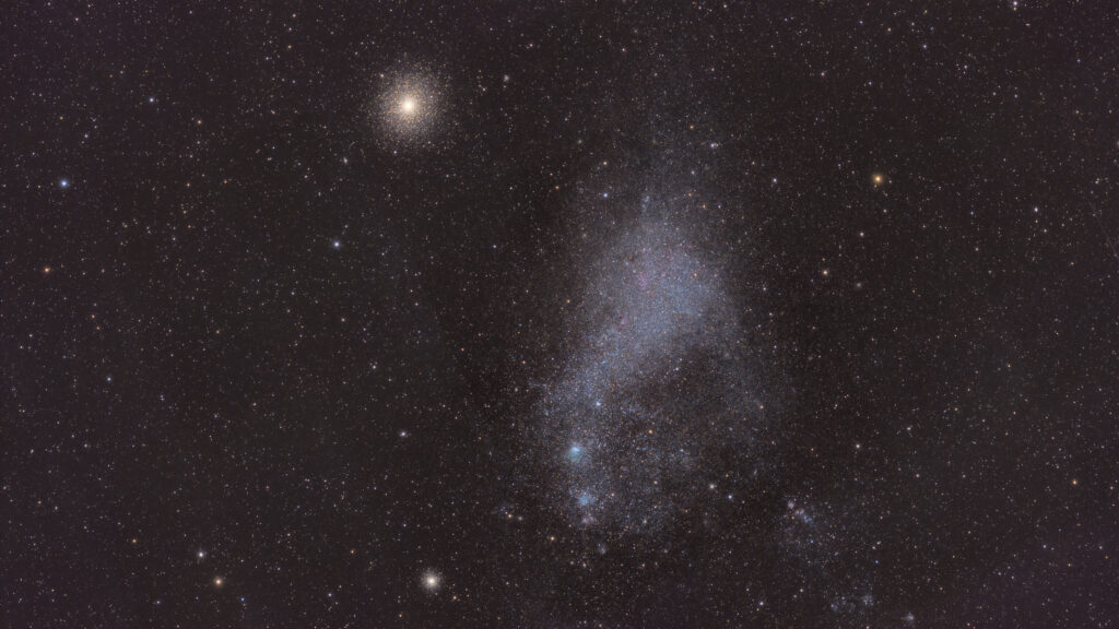 Pequeña Nube de Magallanes y constelación del Tucán sobre cielo nocturno estrellado de Namibia