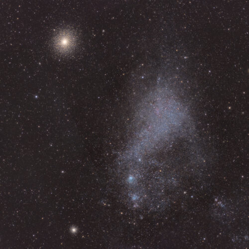 Pequeña Nube de Magallanes y constelación del Tucán sobre cielo nocturno estrellado de Namibia