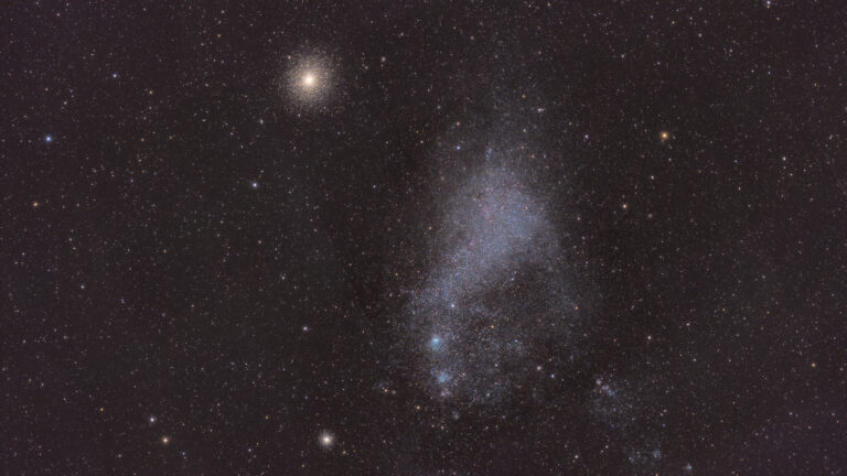 Pequeña Nube de Magallanes y constelación del Tucán sobre cielo nocturno estrellado de Namibia