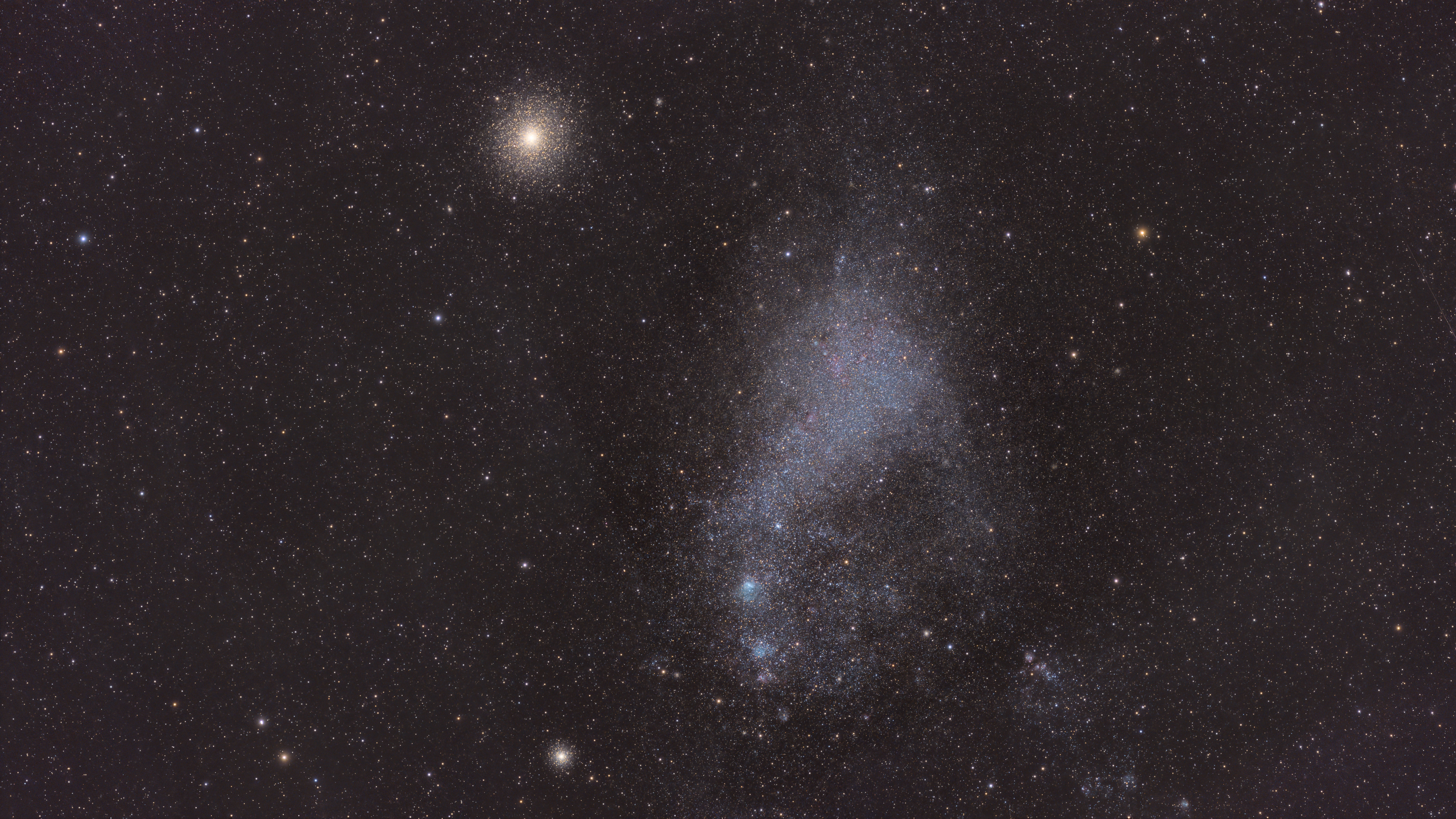 Pequeña Nube de Magallanes y constelación del Tucán sobre cielo nocturno estrellado de Namibia