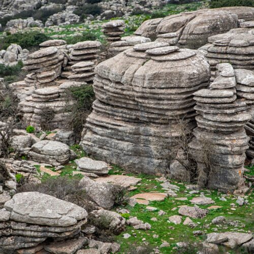 Formaciones rocosas estratificadas de piedra caliza apiladas en el Torcal de Antequera, Málaga