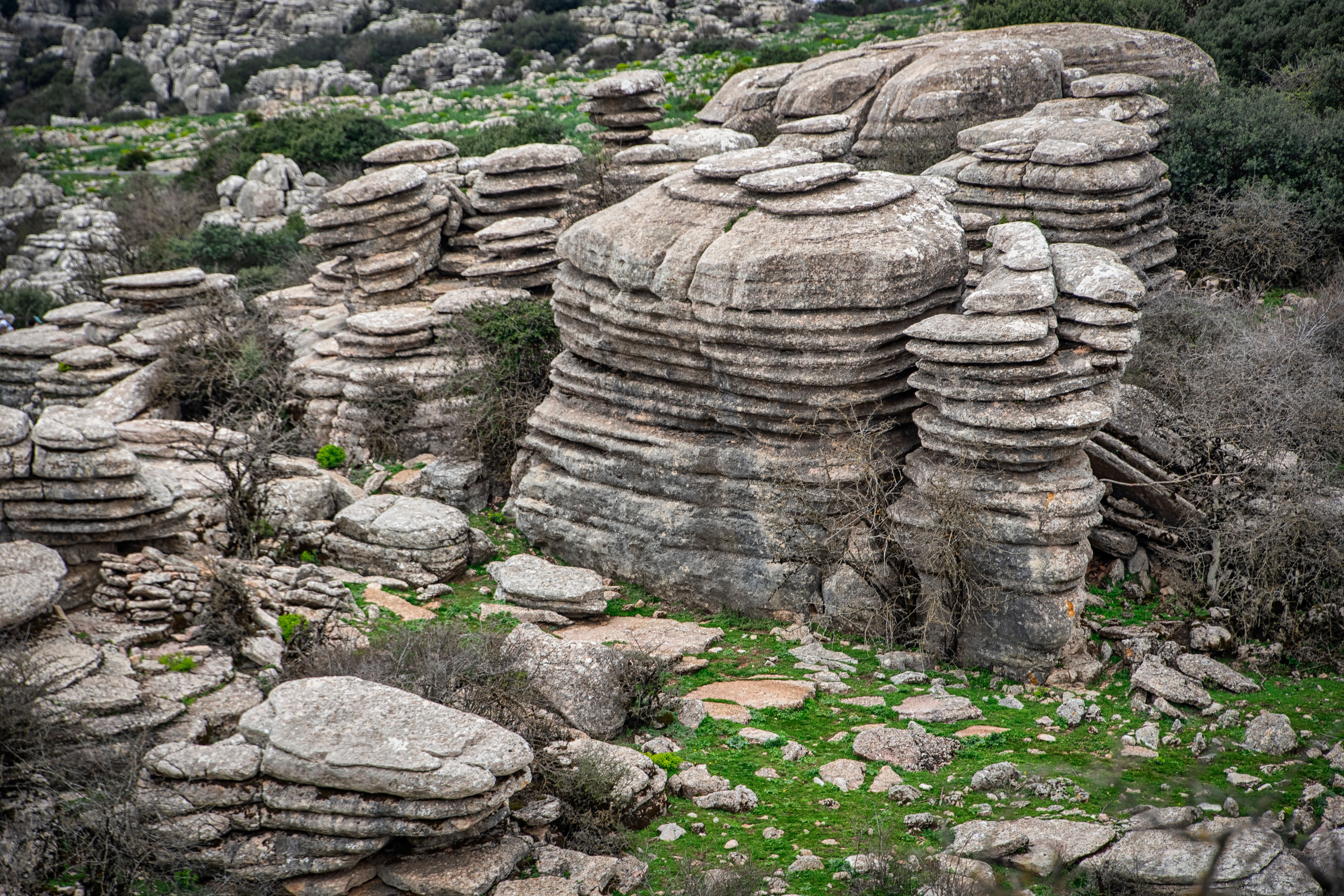 Formaciones rocosas estratificadas de piedra caliza apiladas en el Torcal de Antequera, Málaga