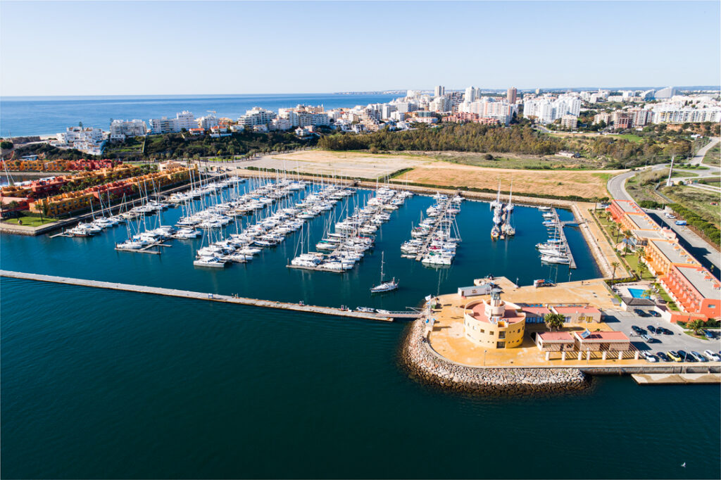 Marina con cientos de veleros amarrados en filas ordenadas frente a la costa del Algarve portugués