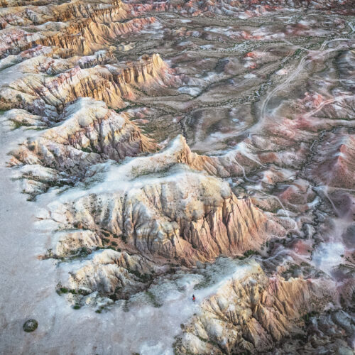 Formaciones geológicas de terrazas minerales en tonos ocres, naranjas y rojos con depósitos de agua termal en Mongolia